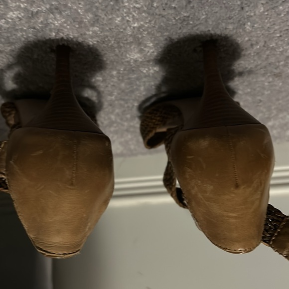 Tan heel - Picture 3 of 5